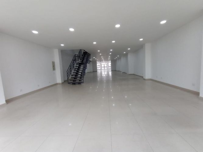 Edificio en arriendo en Los Libertadores, Cali, 1484 m² · foto 2 de 24