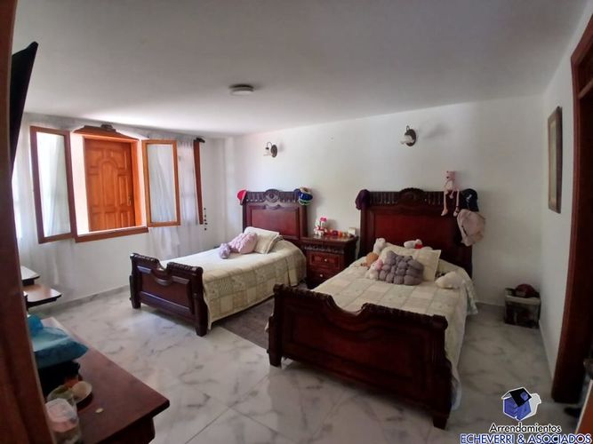 Casa de 4 alcobas en venta en Las Lomitas, Sabaneta, 1554 m² · foto 2 de 17