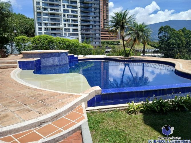 Casa de 4 alcobas en venta en Las Lomitas, Sabaneta, 1554 m² · foto 3 de 17
