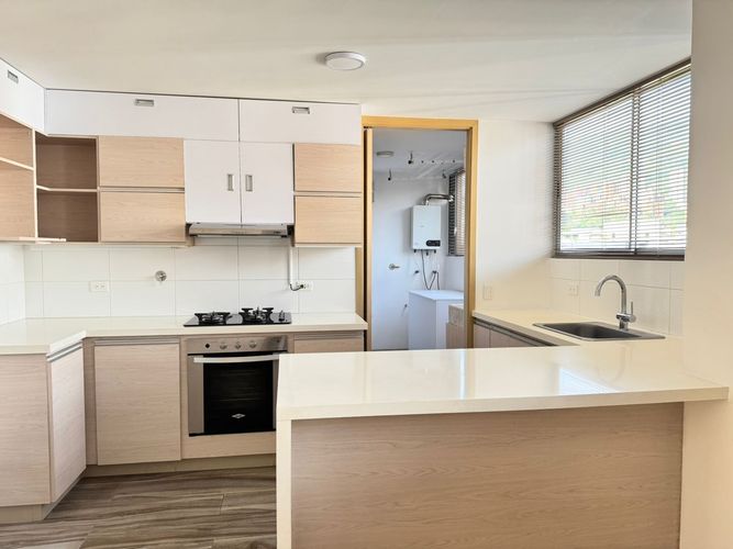 Apartamento de 3 alcobas en arriendo en El Poblado, Medellín, 135 m² · foto 5 de 16