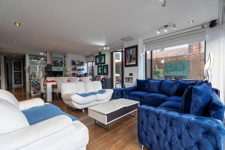 Apartamento de 3 alcobas en venta en Santa Barbara Central, Bogotá, 253 m² · foto 2 de 16