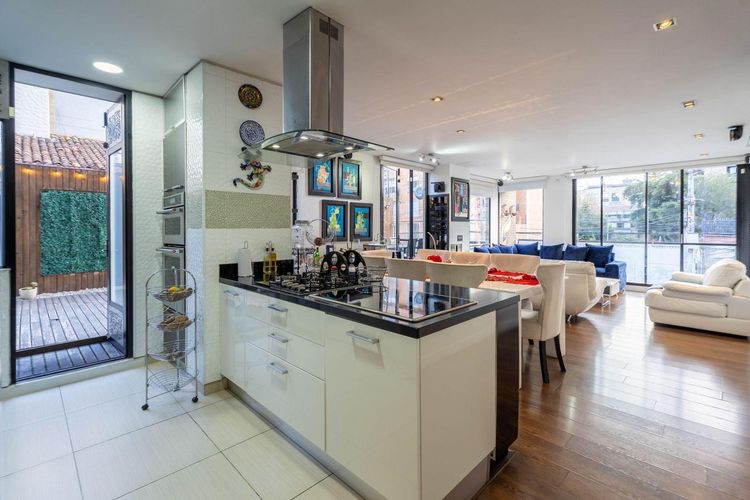 Apartamento de 3 alcobas en venta en Santa Barbara Central, Bogotá, 253 m² · foto 5 de 16