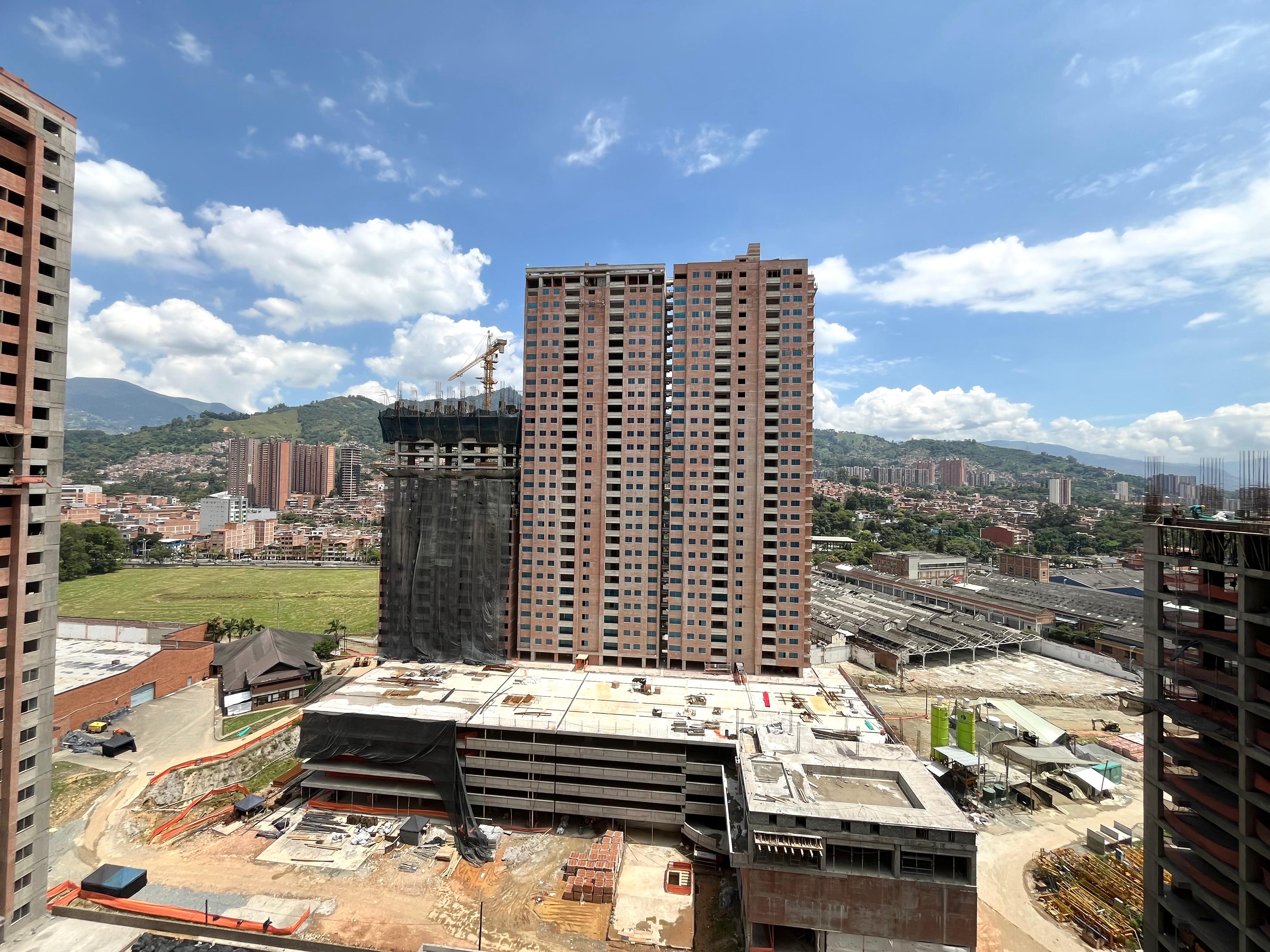 Apartamento en venta en Zona Industrial No. 1, Itagüí · foto 2 de 24