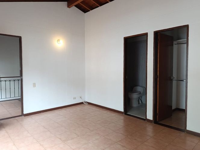 Casa de 3 alcobas en arriendo en El Poblado, Medellín, 210 m² · foto 13 de 18