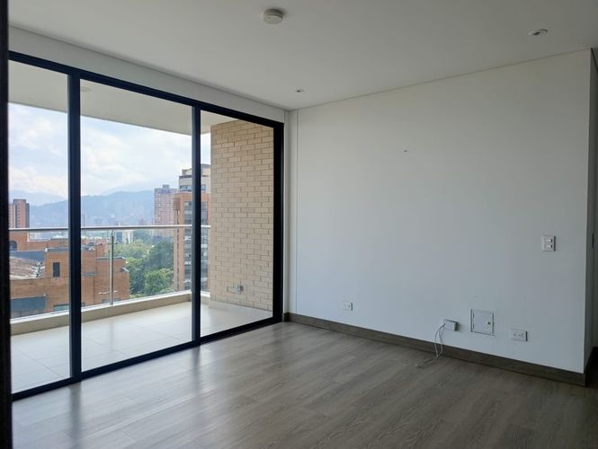 Apartamento de 2 alcobas en arriendo en El Castillo, Medellín, 89 m² · foto 2 de 19