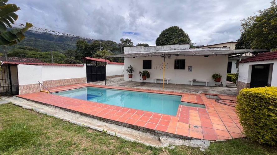 Casa de 4 alcobas en venta en Miramar, Ibagué, 342 m² · foto 2 de 10