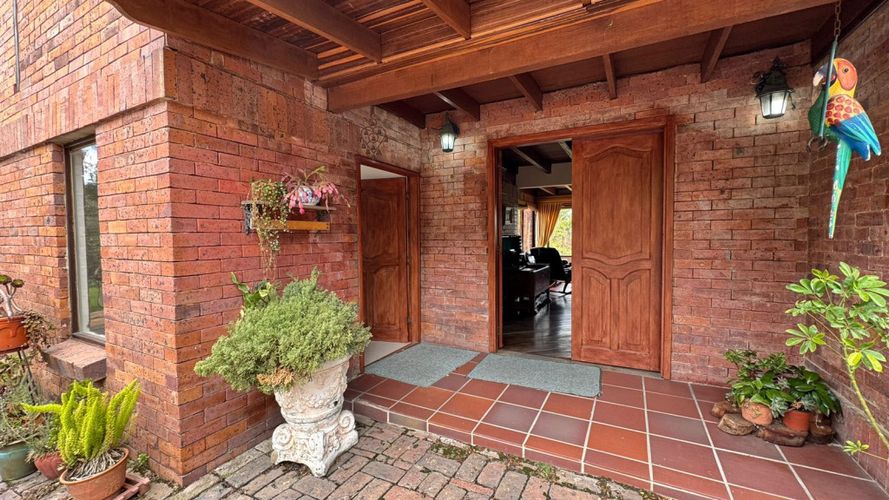 Casa de 3 alcobas en venta en Altos De Yerbabuena, Chía, 435 m² · foto 2 de 24