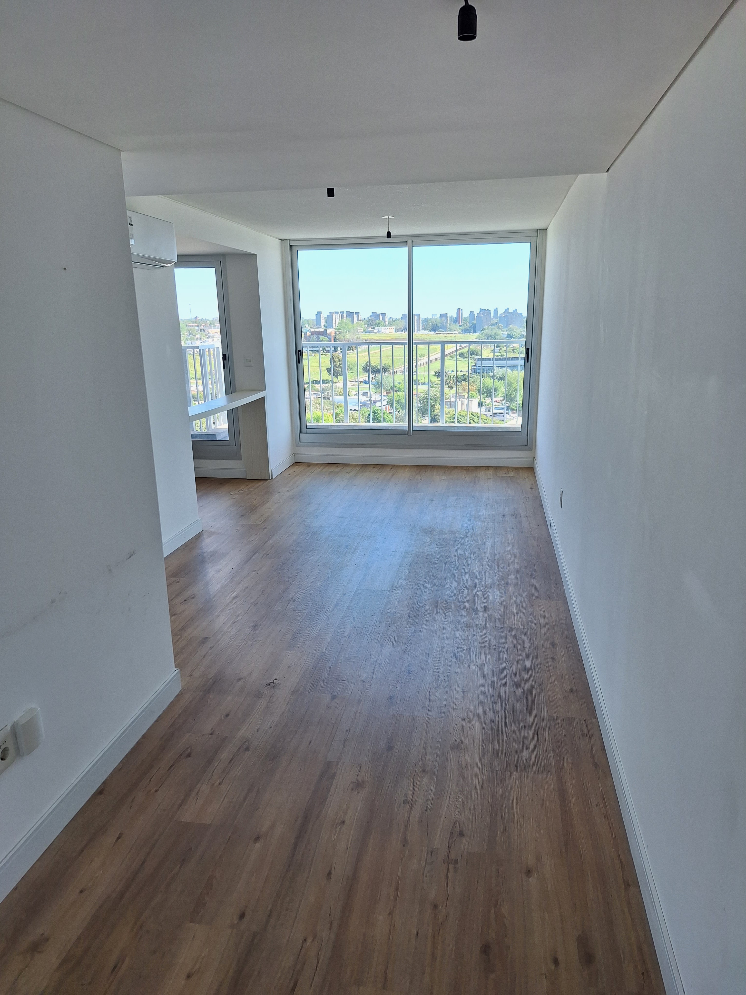 Excelente Apartamento En Alquiler, Malvin. Muy Amplio. 1 Dormitorio.