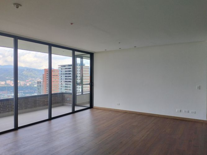 Apartamento de 3 alcobas en venta en El Poblado, Medellín, 140 m² · foto 2 de 19