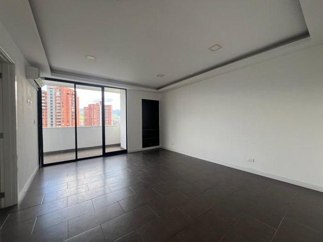 Apartamento de 4 alcobas en arriendo en El Castillo, Medellín, 310 m² · foto 2 de 18