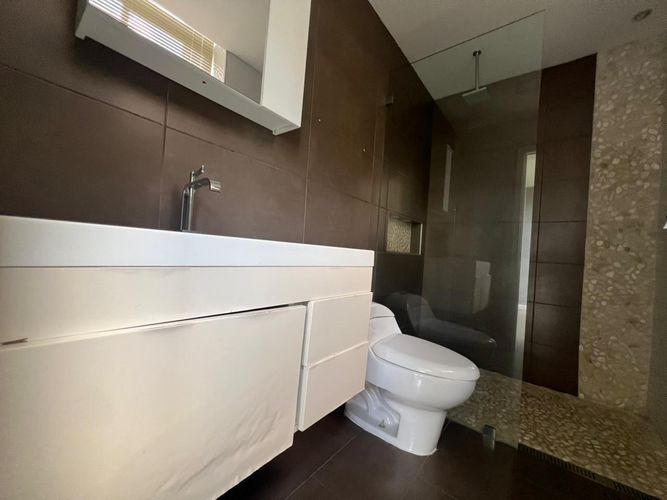 Apartamento de 4 alcobas en arriendo en El Castillo, Medellín, 310 m² · foto 17 de 18