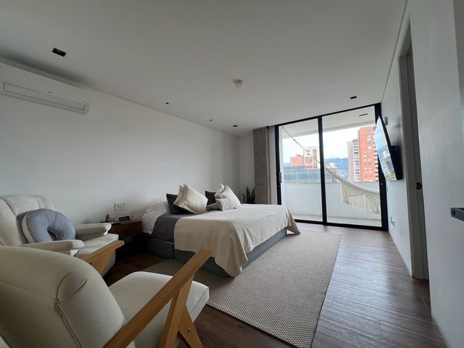Apartamento de 3 alcobas en venta en El Castillo, Medellín, 230 m² · foto 13 de 19