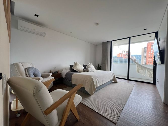 Apartamento de 3 alcobas en venta en El Castillo, Medellín, 230 m² · foto 14 de 19