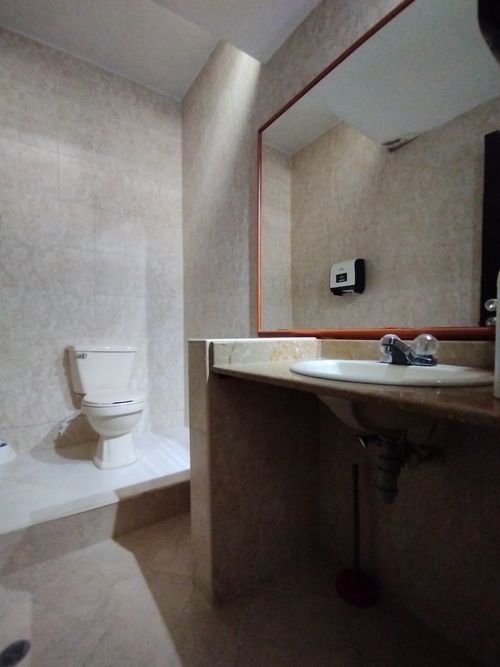 Casa de 7 alcobas en arriendo en Las Lomas, Medellín, 420 m² · foto 23 de 24