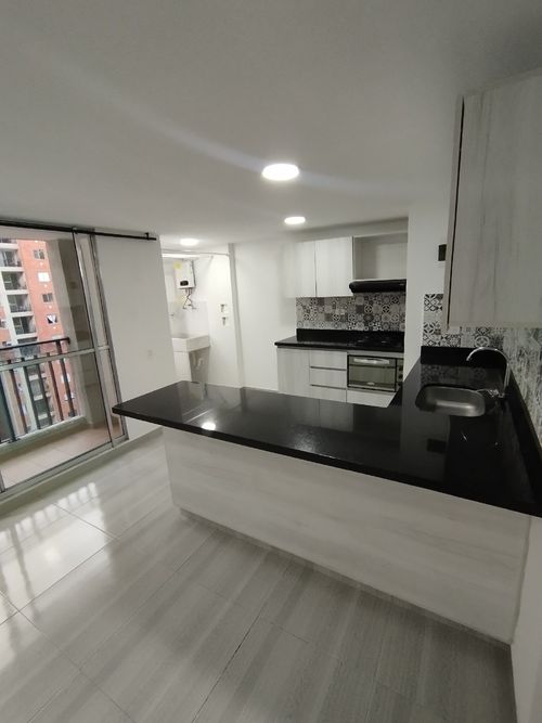 Apartamento de 2 alcobas en venta en Las Lomitas, Sabaneta, 65 m² · foto 2 de 11