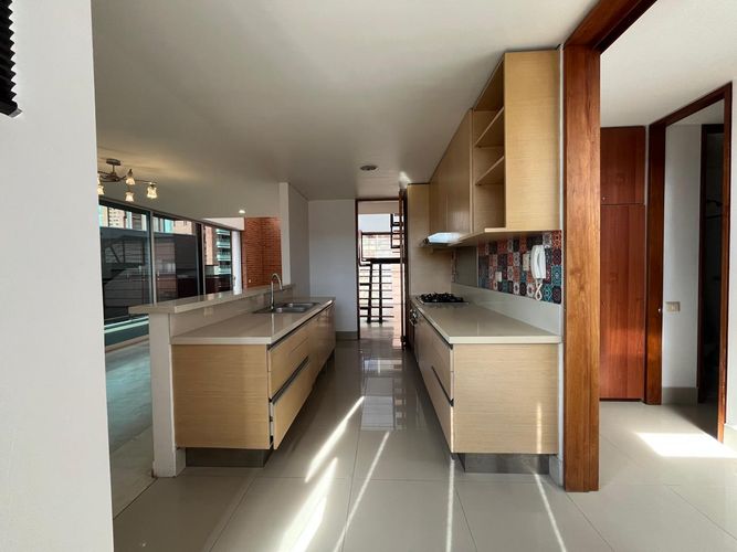 Apartamento de 3 alcobas en arriendo en El Poblado, Medellín, 207 m² · foto 8 de 18