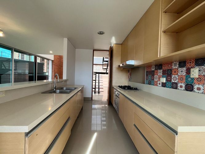 Apartamento de 3 alcobas en arriendo en El Poblado, Medellín, 207 m² · foto 6 de 18