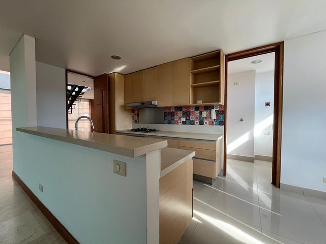 Apartamento de 3 alcobas en arriendo en El Poblado, Medellín, 207 m² · foto 5 de 18