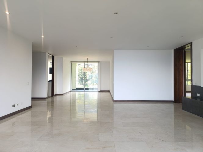 Apartamento de 3 alcobas en venta en El Poblado, Medellín, 236 m² · foto 2 de 18