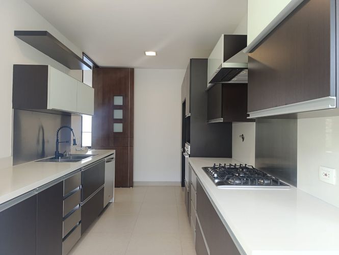 Apartamento de 3 alcobas en venta en El Poblado, Medellín, 236 m² · foto 4 de 18