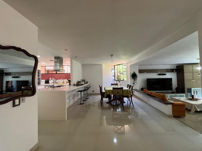 Apartamento de 3 alcobas en venta en El Poblado, Medellín, 170 m² · foto 2 de 19