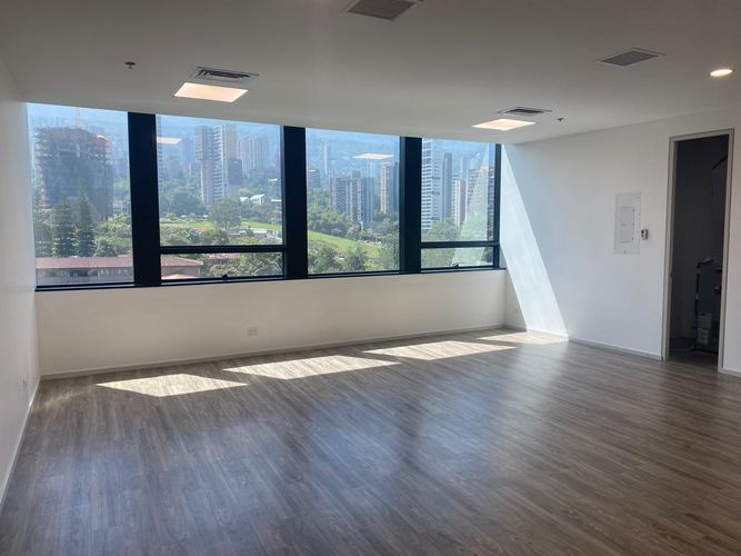 Oficina en arriendo en El Poblado, Medellín, 61 m² · foto 2 de 18