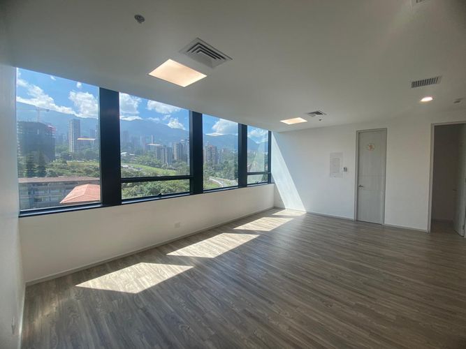 Oficina en arriendo en El Poblado, Medellín, 61 m² · foto 17 de 18