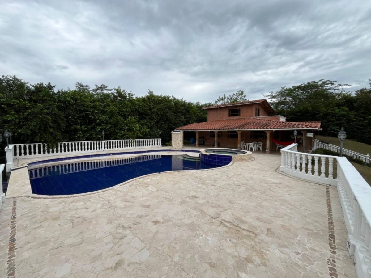 4BR Country House in Paso real (559 m²) for Sale - 2