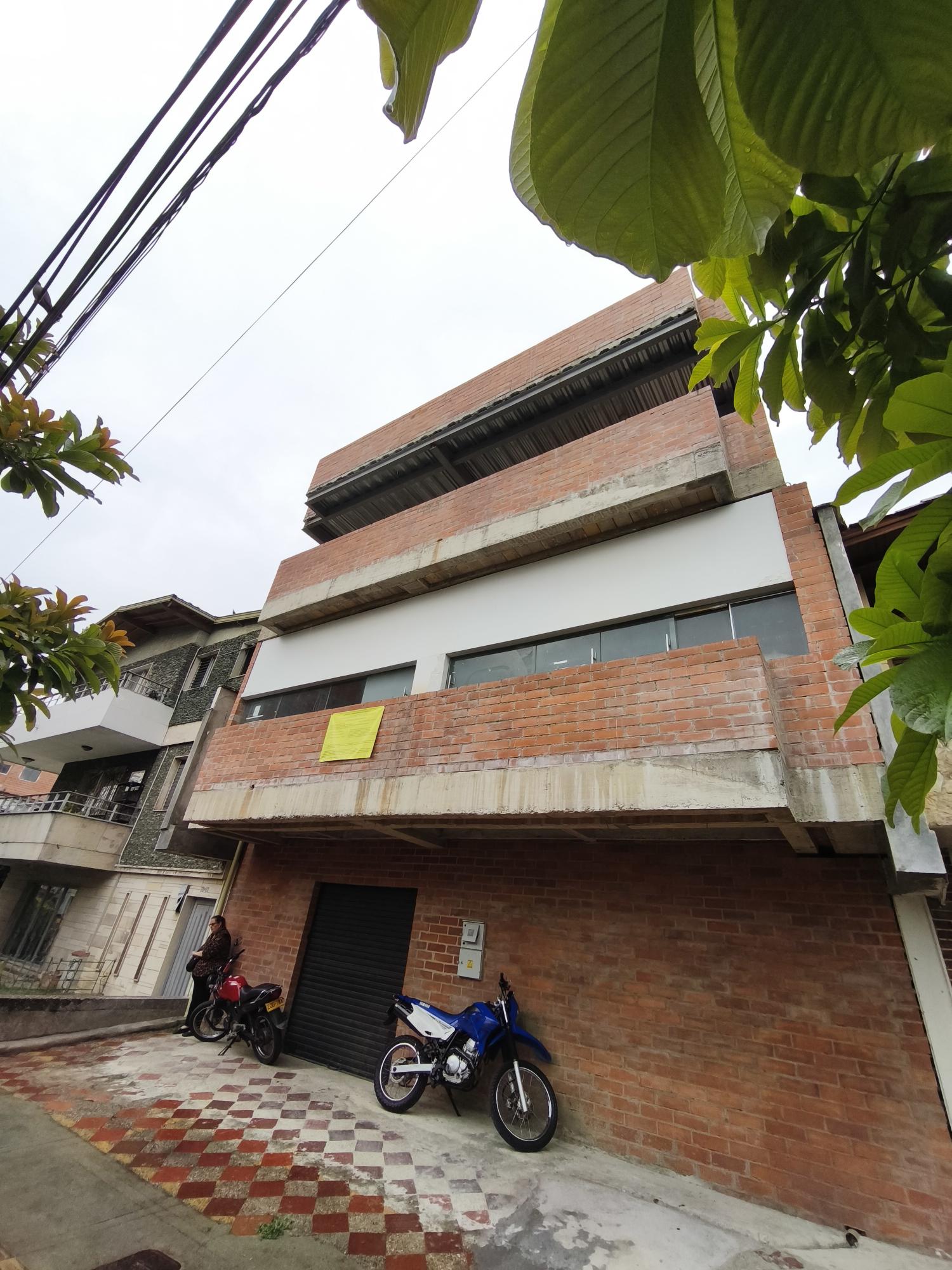 Building in Laureles (600 m²) for Sale - 2