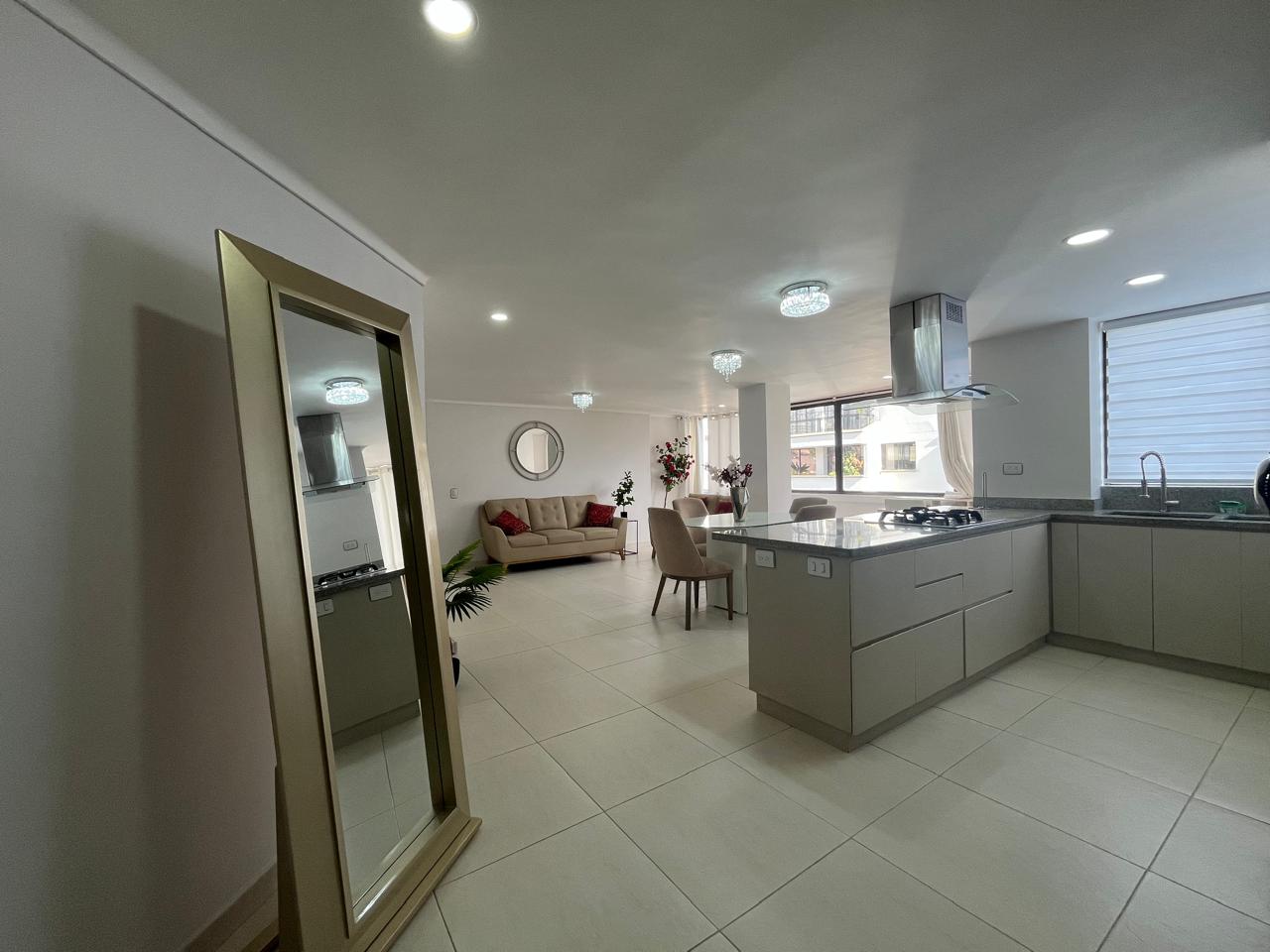 Apartamento en venta en El Poblado, Medellín · foto 2 de 17