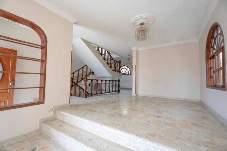 Casa de 5 alcobas en venta en Lagos Del Cacique, Bucaramanga, 390 m² · foto 6 de 8