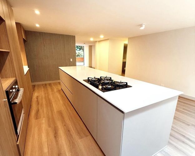 Apartamento de 4 alcobas en venta en El Castillo, Medellín, 152 m² · foto 3 de 15