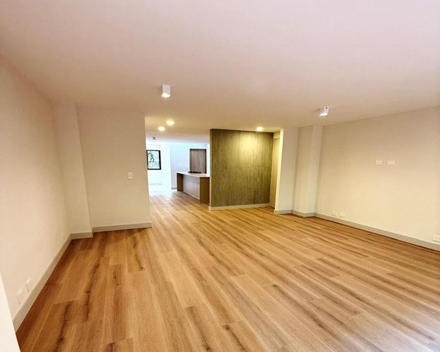 Apartamento de 4 alcobas en venta en El Castillo, Medellín, 152 m² · foto 4 de 15