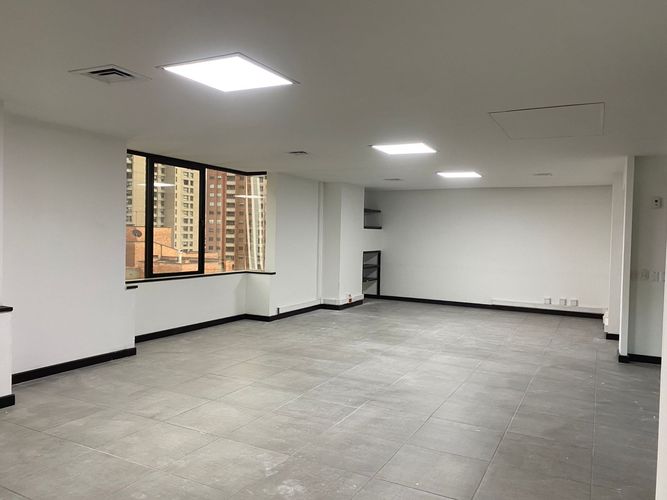 Oficina en arriendo en El Poblado, Medellín, 220 m² · foto 2 de 8