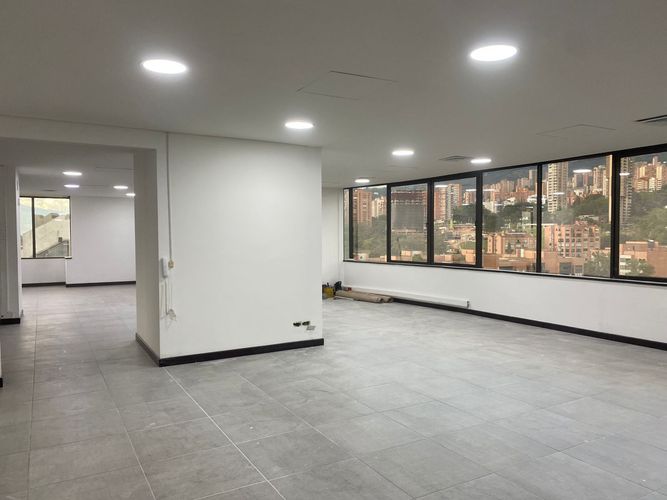 Oficina en arriendo en El Poblado, Medellín, 220 m² · foto 4 de 8
