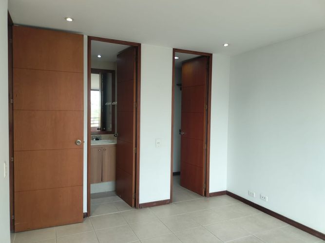 Apartamento de 2 alcobas en arriendo en El Poblado, Medellín, 78 m² · foto 8 de 13