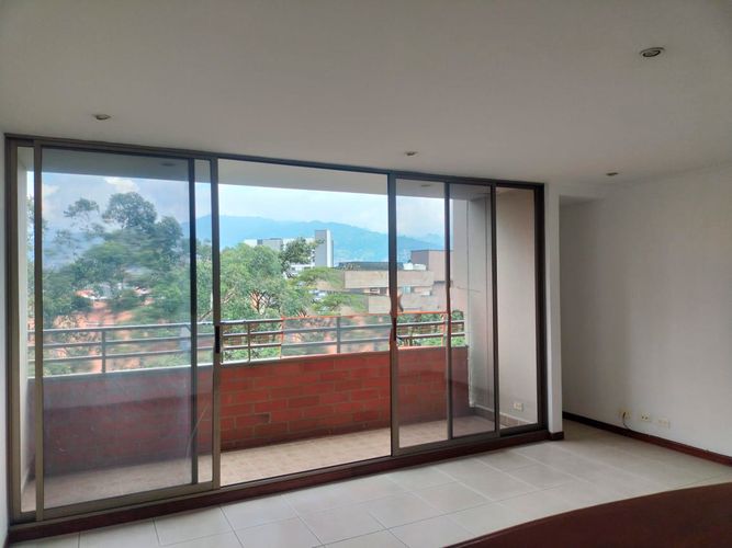 Apartamento de 2 alcobas en arriendo en El Poblado, Medellín, 78 m² · foto 2 de 13