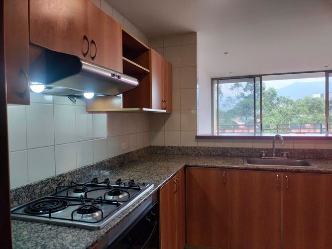 Apartamento de 2 alcobas en arriendo en El Poblado, Medellín, 78 m² · foto 5 de 13