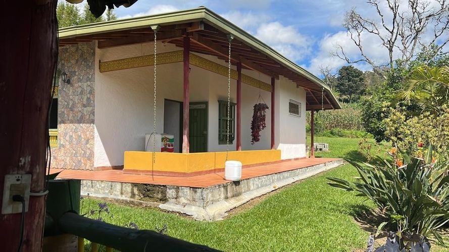Finca en arriendo en La Hondita, Guarne, 245 m² · foto 3 de 24