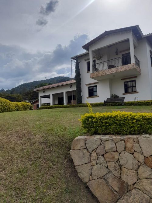 Casa de 6 alcobas en venta en El Saladito, Cali, 450 m² · foto 2 de 24