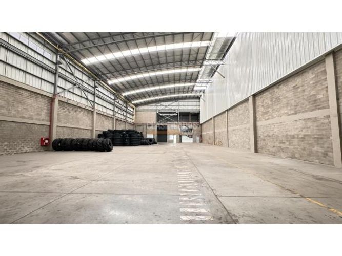 Bodega en arriendo en Zona Industrial, Yumbo, 1871 m² · foto 2 de 19