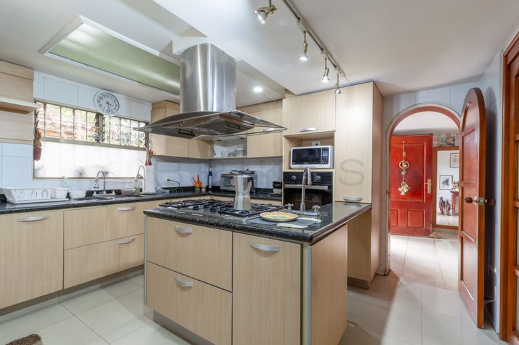 Casa de 5 alcobas en venta en Niza, Bogotá, 454 m² · foto 8 de 24