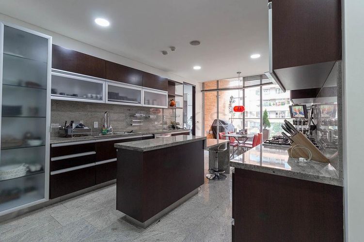 Apartamento de 3 alcobas en venta en Los Rosales, Bogotá, 300 m² · foto 4 de 24