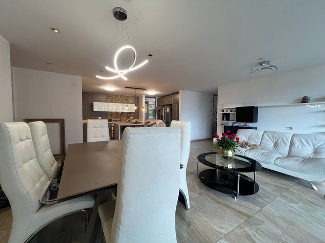 Apartamento de 3 alcobas en venta en Loma Del Chocho, Envigado, 170 m² · foto 3 de 17