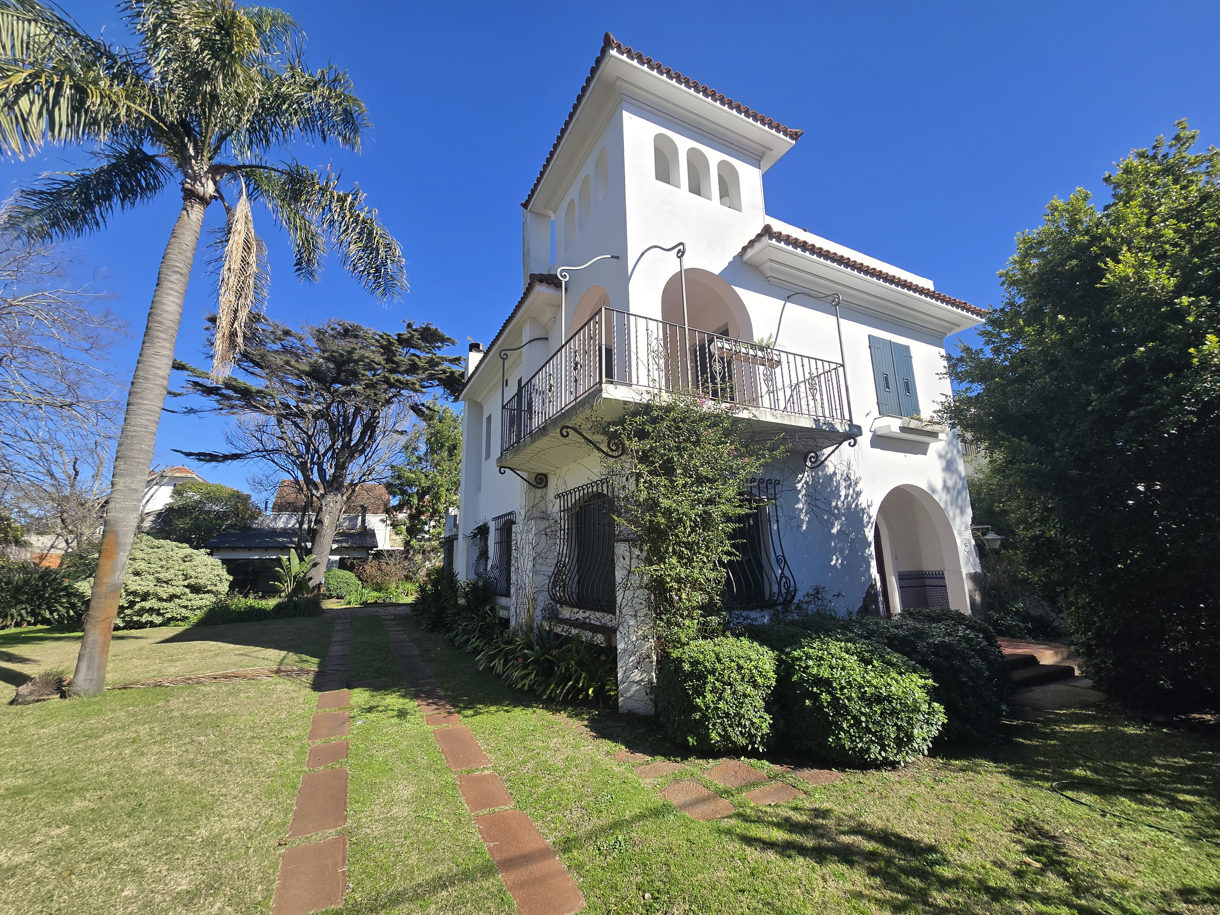 Alquiler en Carrasco: vivienda o empresa, 300 m², barbacoa y 1.200 m² de terreno