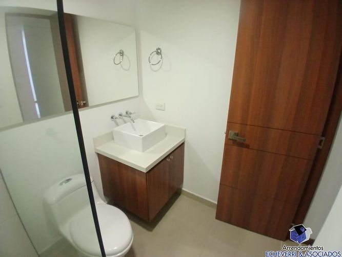 Apartamento de 3 alcobas en venta en Loma De Las Brujas, Envigado, 107 m² · foto 2 de 10