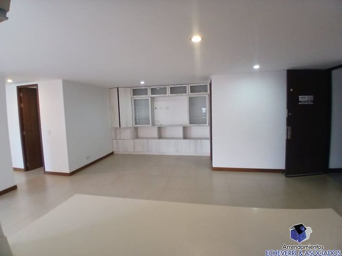 Apartamento de 3 alcobas en venta en Loma De Las Brujas, Envigado, 107 m² · foto 3 de 10