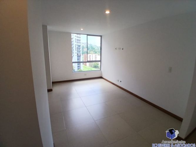 Apartamento de 3 alcobas en venta en Loma De Las Brujas, Envigado, 107 m² · foto 4 de 10