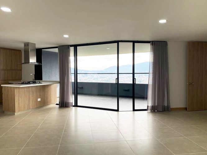 Apartamento de 3 alcobas en arriendo en El Poblado, Medellín, 111 m² · foto 2 de 18