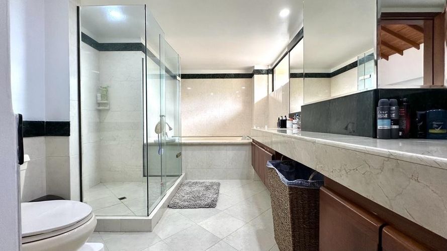 Casa de 4 alcobas en venta en El Poblado, Medellín, 372 m² · foto 15 de 23